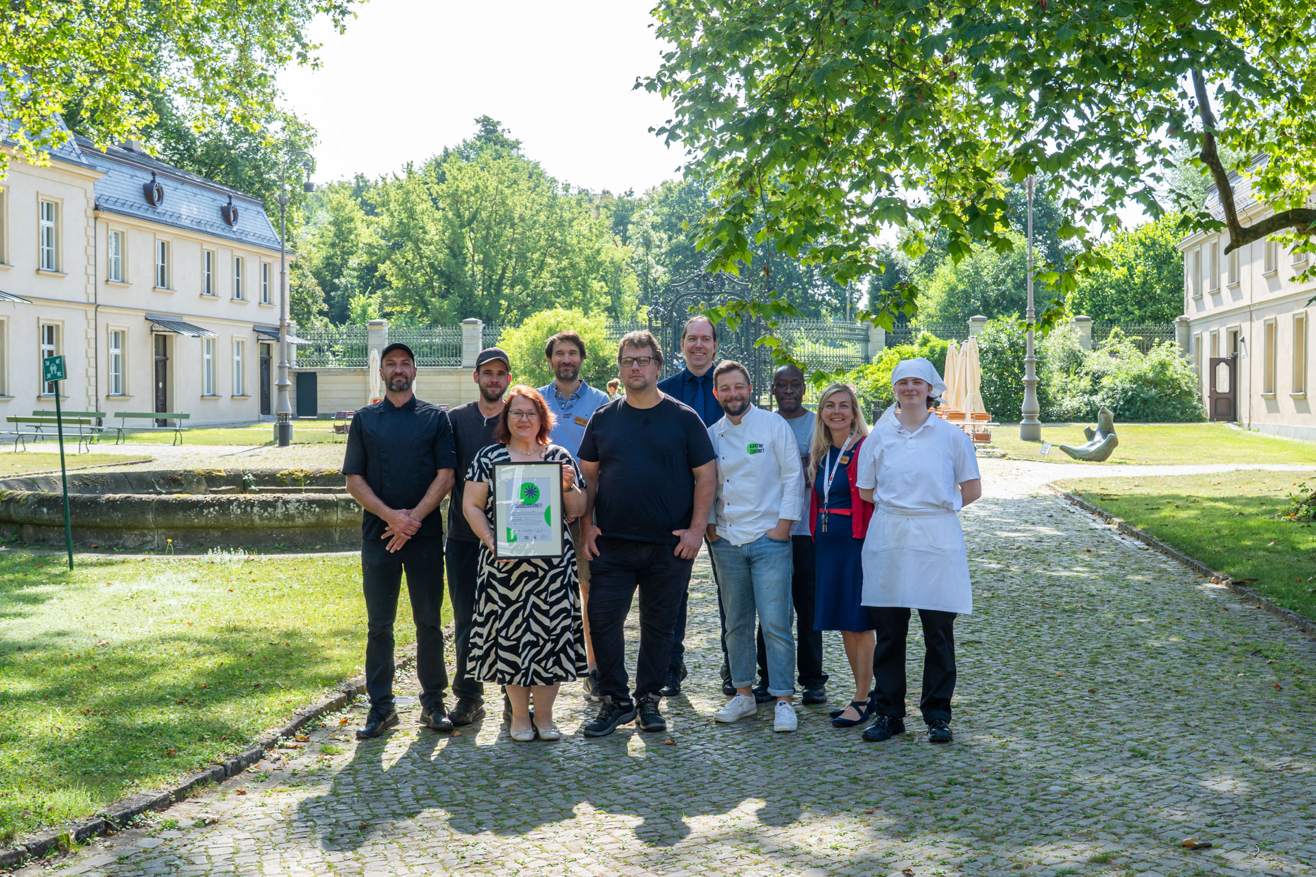 Küchenteam Gruppenfoto Hof